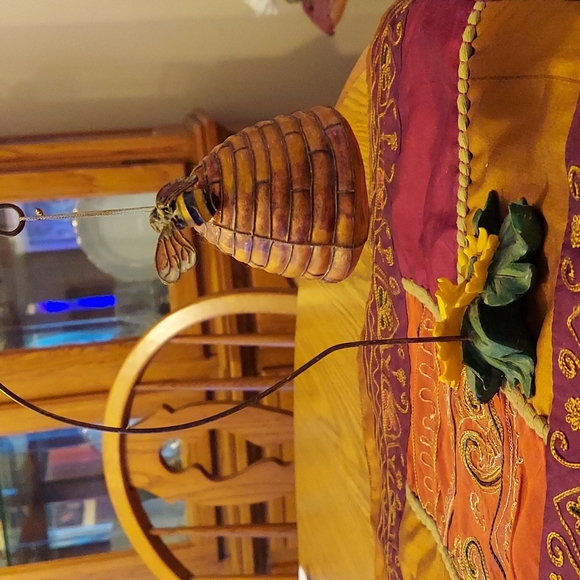 Bee hive with flowery holder - Picture 5 of 9